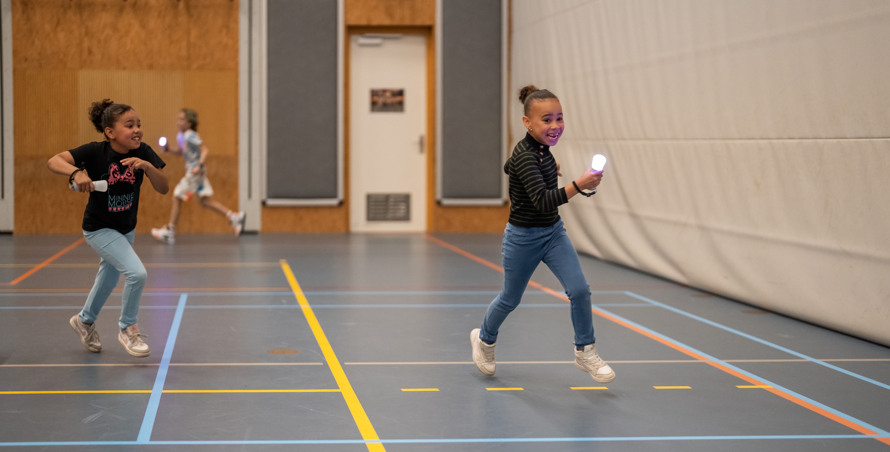 Kinderen op bso spelen met Picoo digitaal spelmeteriaal